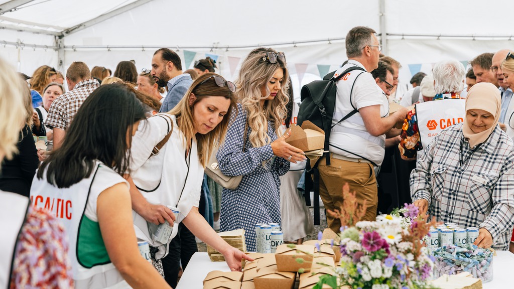 Gemensam lunch i samband med första spadtaget för caldics nya anläggning