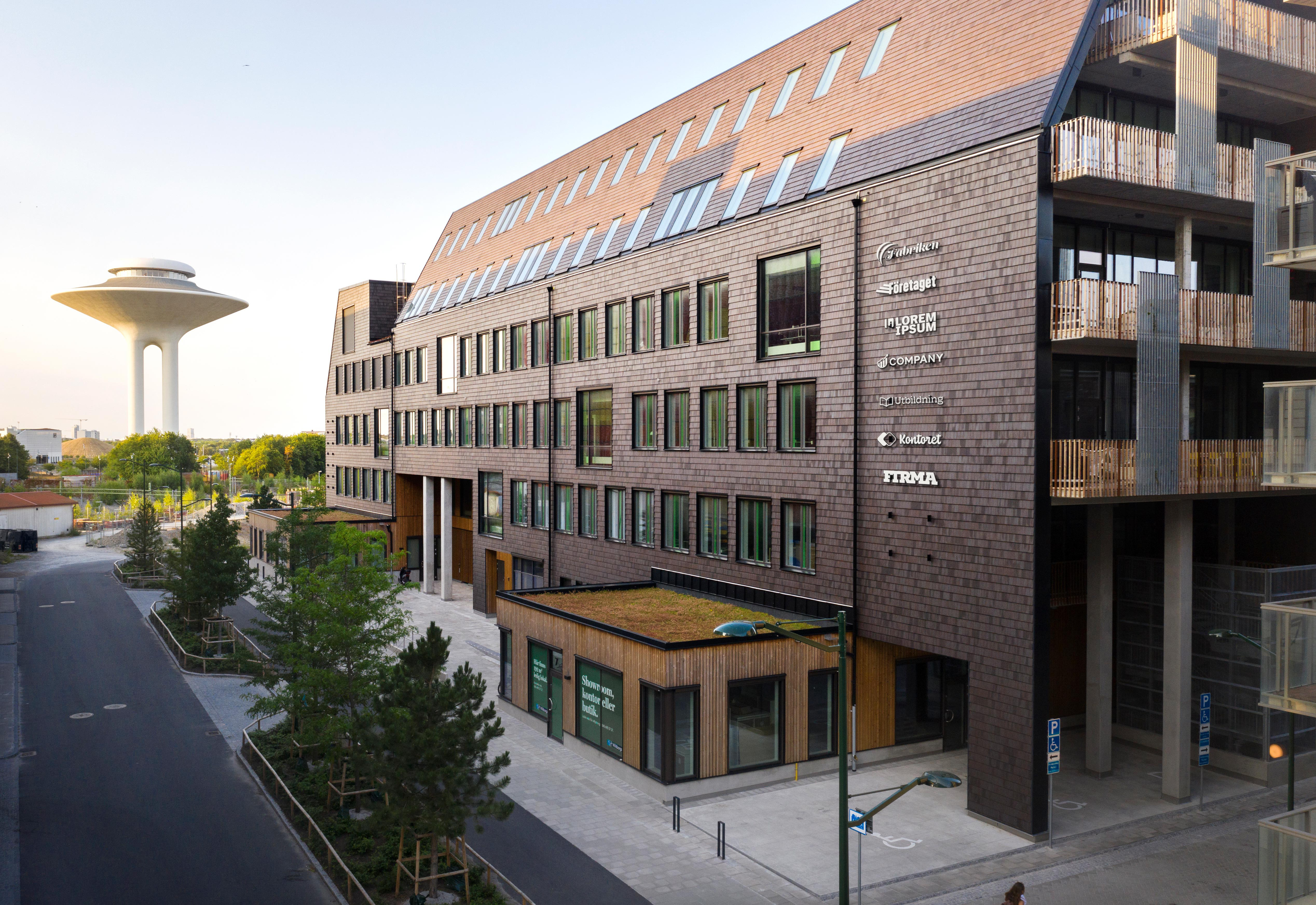 Fastigheten Origos tegel- och träfasad 