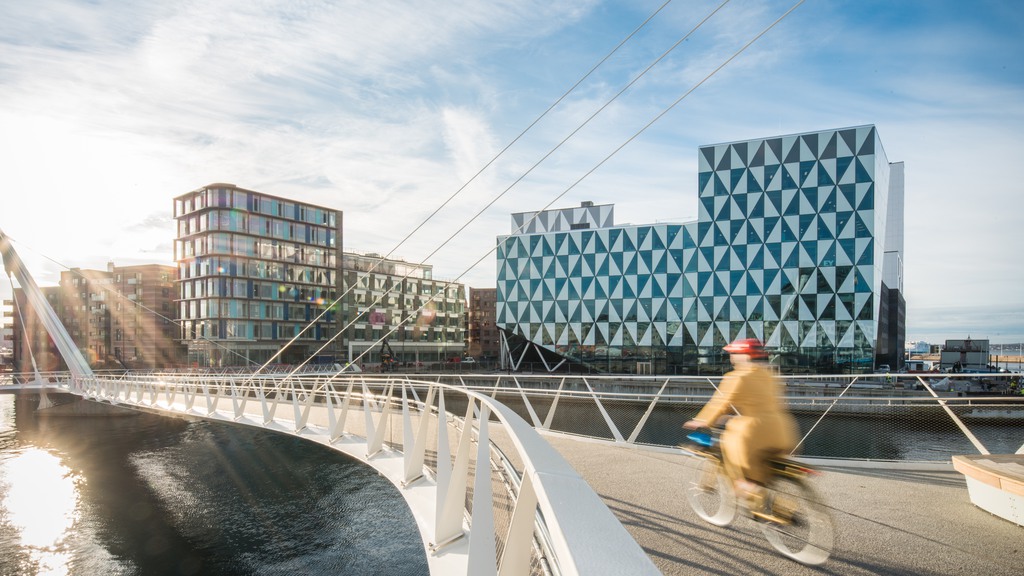 Nederdelen av fastigheten Prisma vid kajen i Helsingborg, vågor svallar efter en båt som åker iväg.