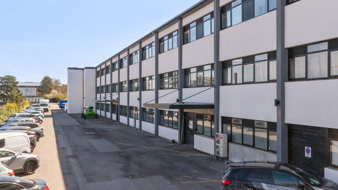 Lyse lokaler i industrikvarter med stor parkeringspl