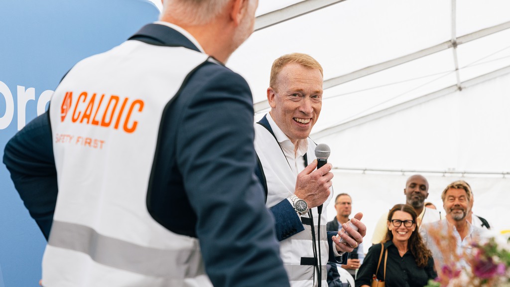 Caldics vd håller ett tal på spadtaget för deras nyua anlägging i Fosie