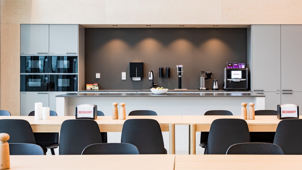 Hindbygården 7 har en ljus och modern matsal med mycket trämaterial 