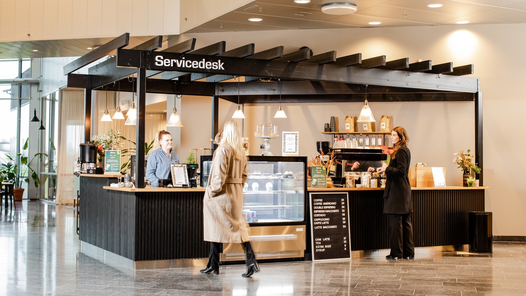 I entren hos Cube finns en kiosk där du kan köpa kaffe och fika