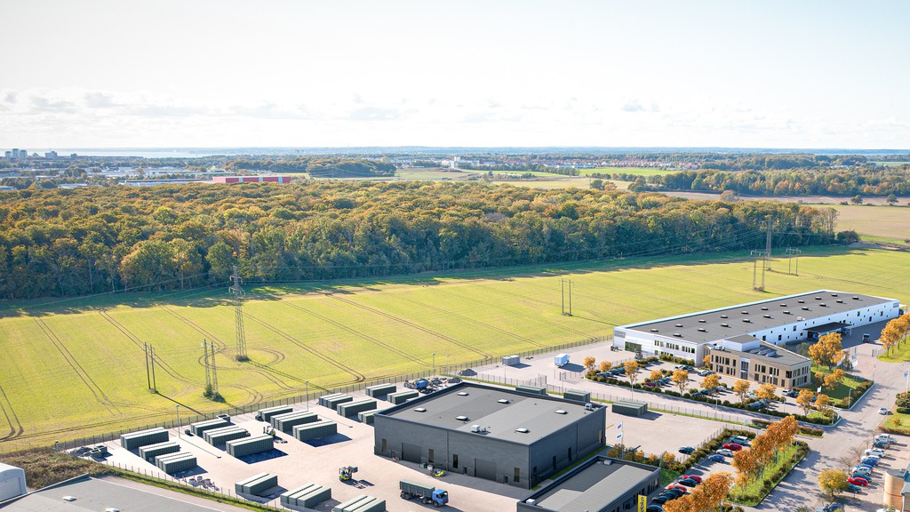 Företagsområde med fält