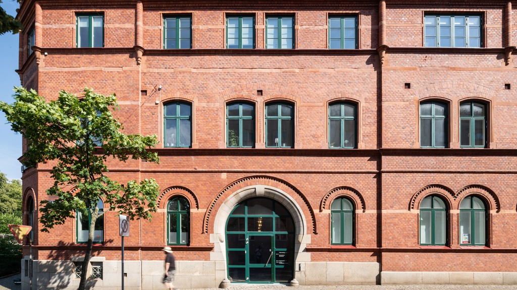 Armaturens röda tegelfasad