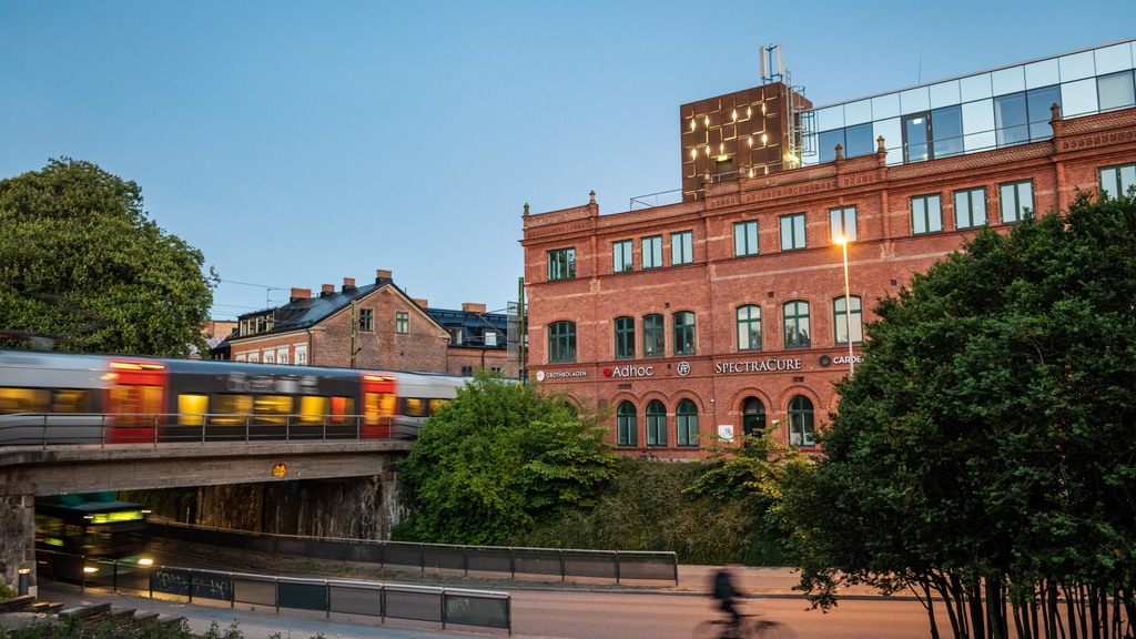Armaturen, tåg och fasadbild