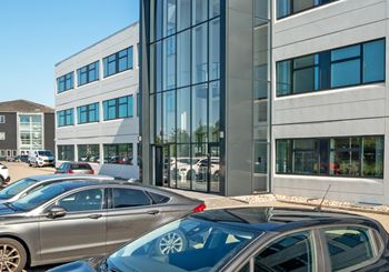 Lyse kontorlejemål med naturligt lysindfald