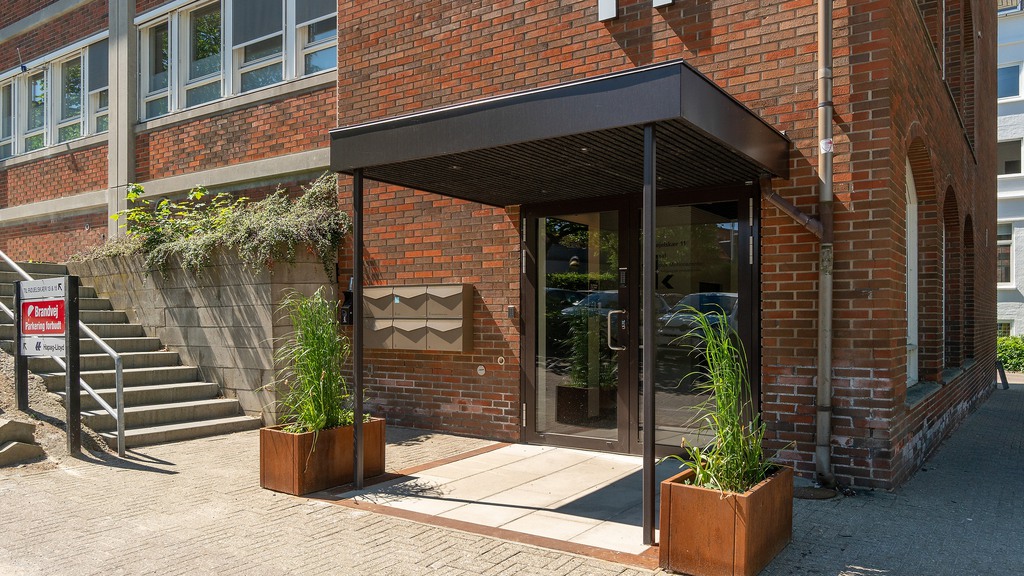 Fleksibelt indrettet kontor med godt naturligt lysin