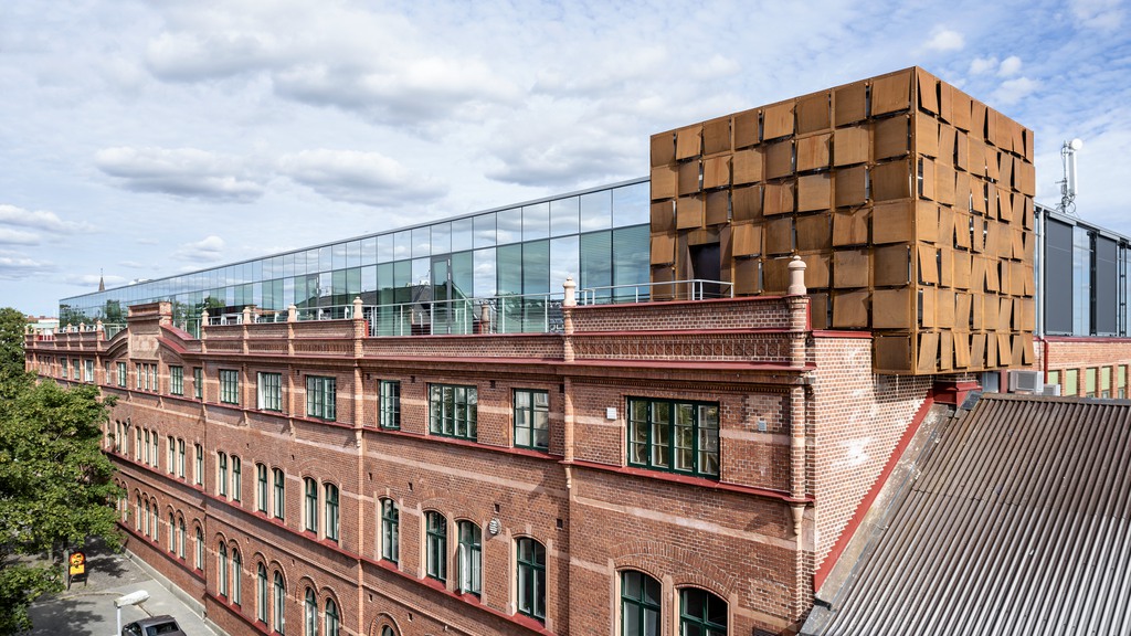 Vackra detaljer vid fönstren på fastigheten Armaturen i centrala Lund. 