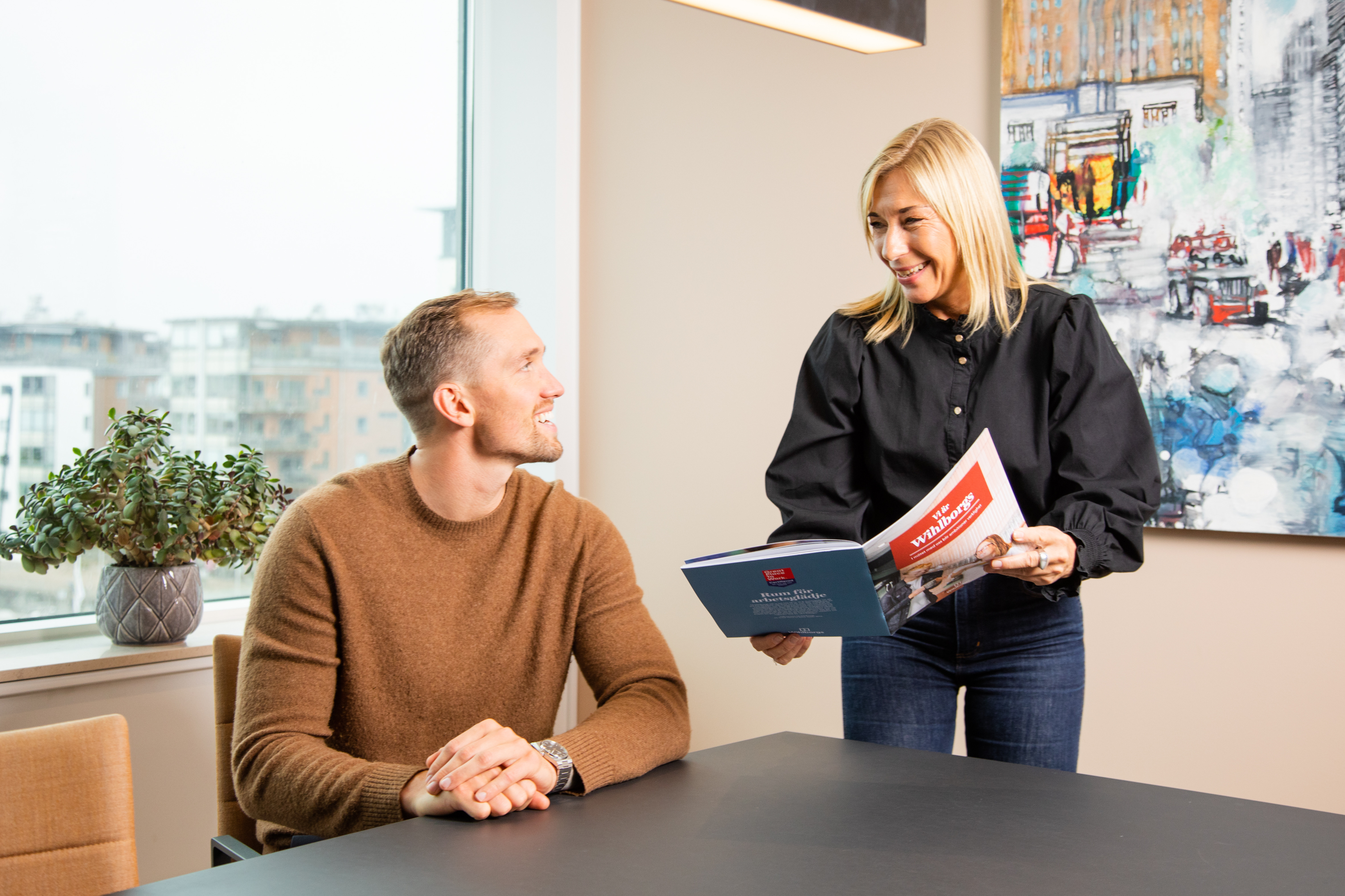 Praktikant på Wihlborgs sitter i ett mötesrum med en av kollegorna