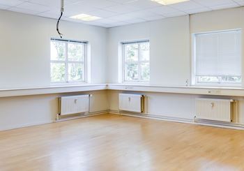 Lyst og åbent kontor i mindre multibrugerhus