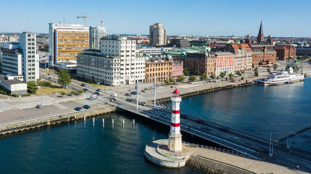 Flygvy över en fyr och Nyhamnen i Malmö