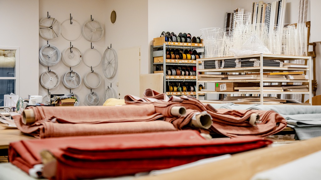 Färglada tyger ligger på bordet hos Casalo i Limhamn