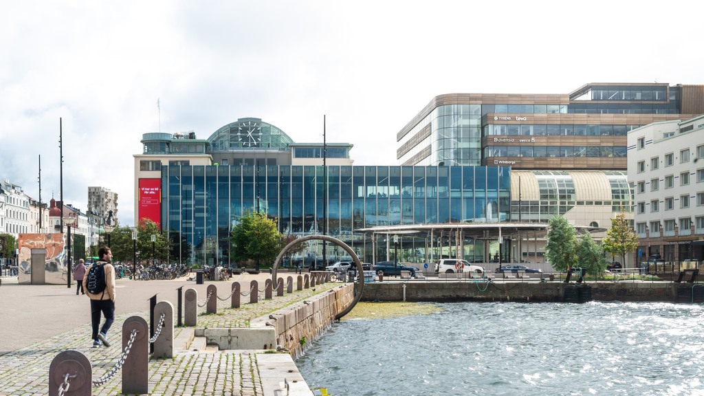 Helsingborg C, sundet och personer som rör sig i området 