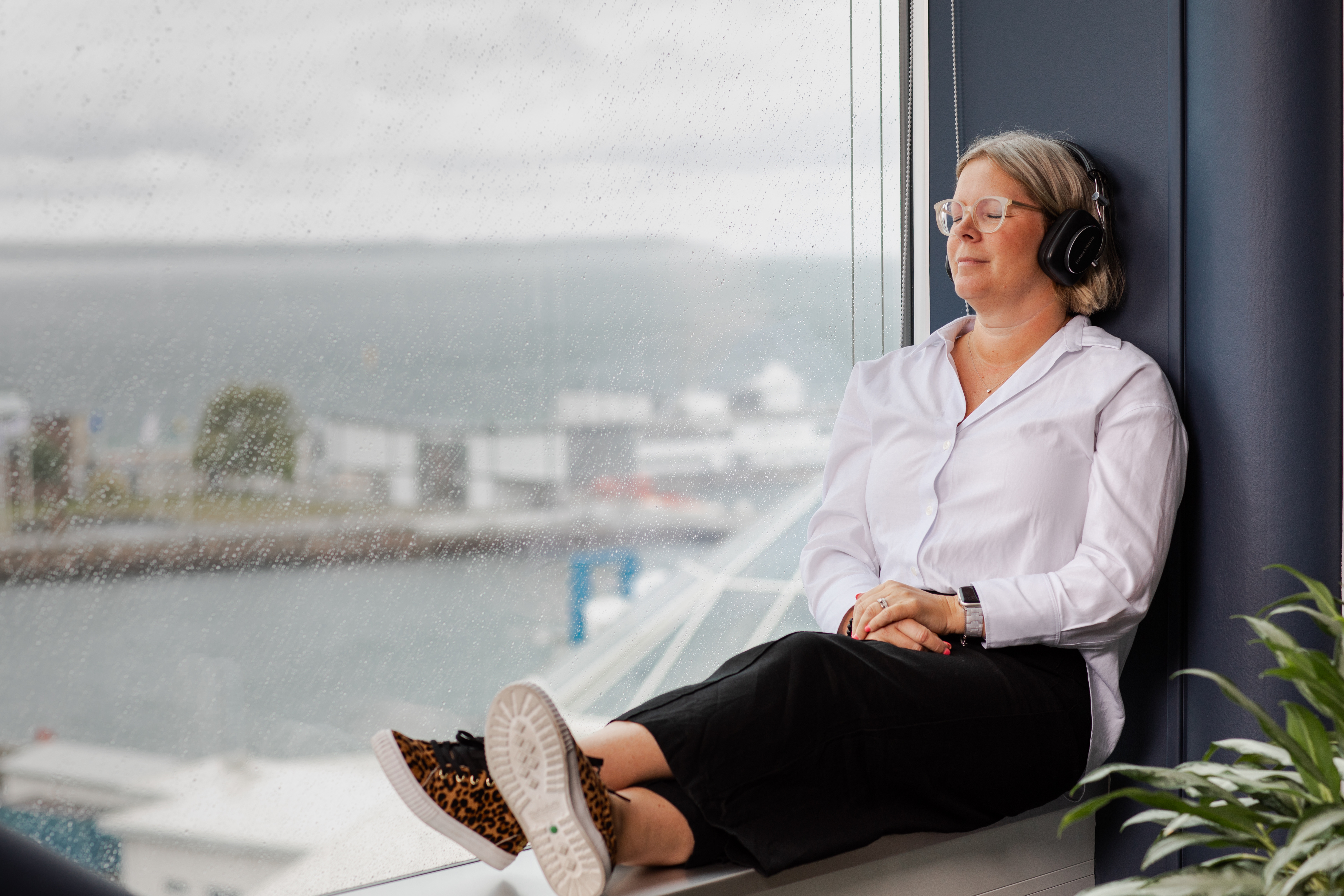 Medarbetare som sitter i fönstret.