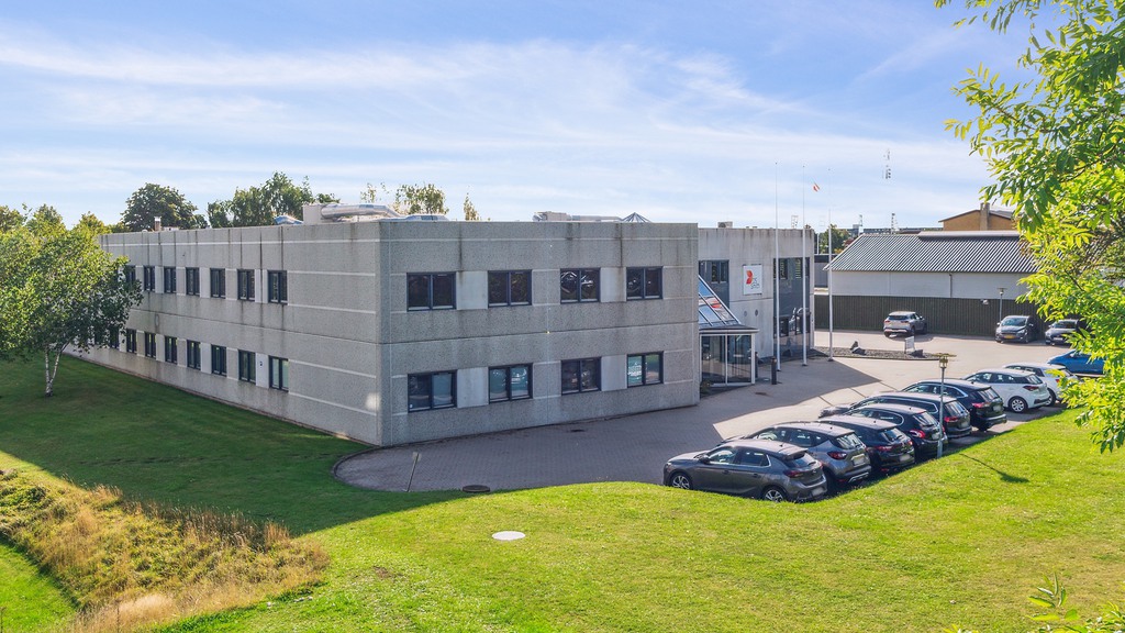 Åbent kontor med godt naturligt lysindfald