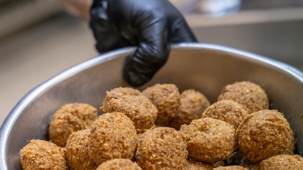 I köket hos Laziza förbereder dom sin populära falafel