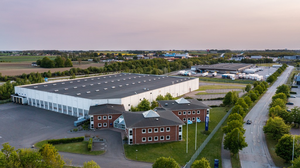 Stor fastighet med lager och kontor mitt i Fosie

