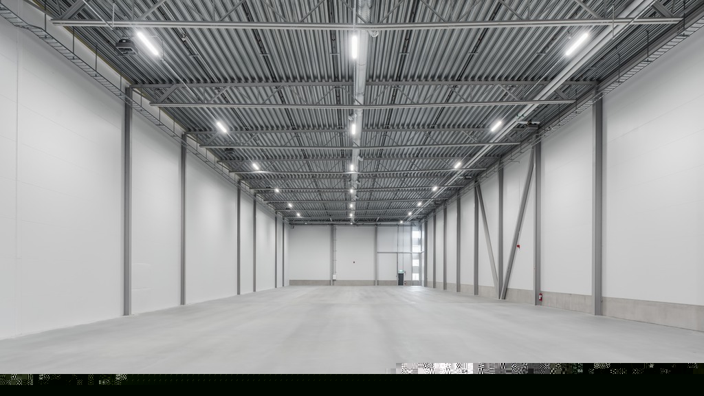 Bilden visar insidan av den ljusa färdigställda lokalen. Ett stort lagerrum med högt i tak