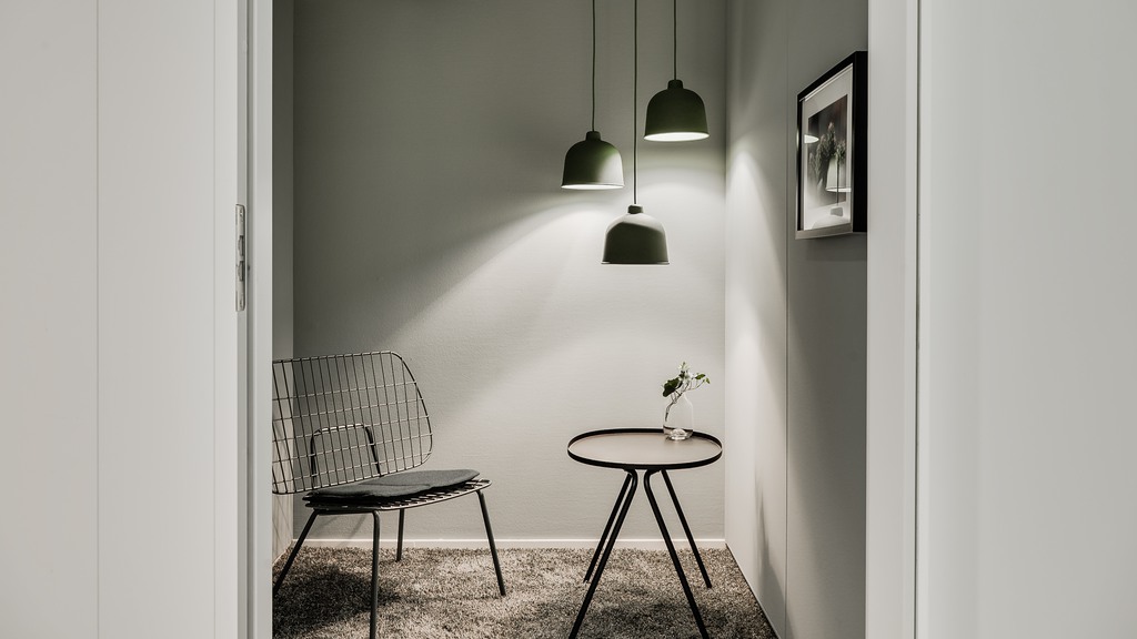 Kontorshotell med ett mötesrum som har trendig inredning och väggar i gröna nyanser 