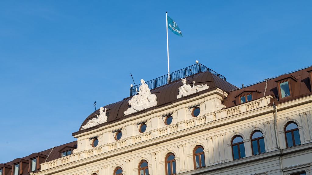 Vackra fastigheten Sveas tak och detaljerade fasad 