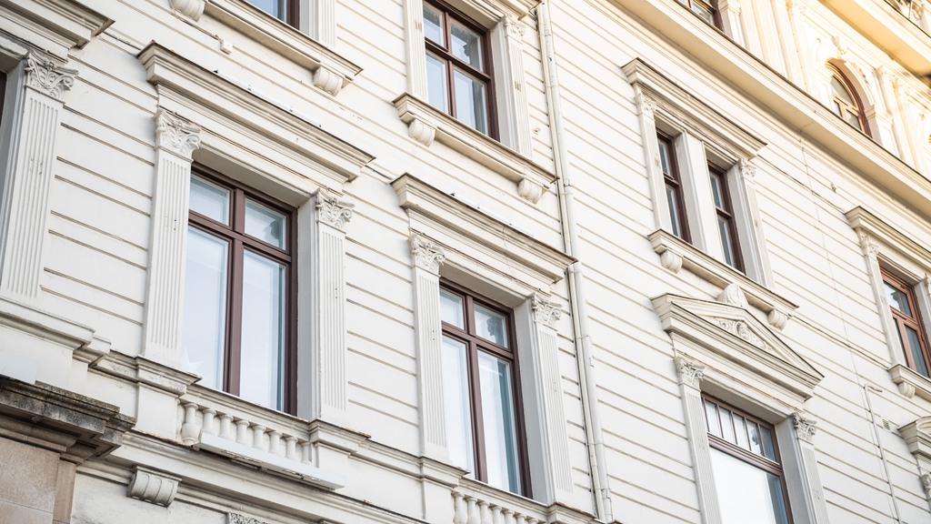 Närbild på Sveas fantastiska fasad