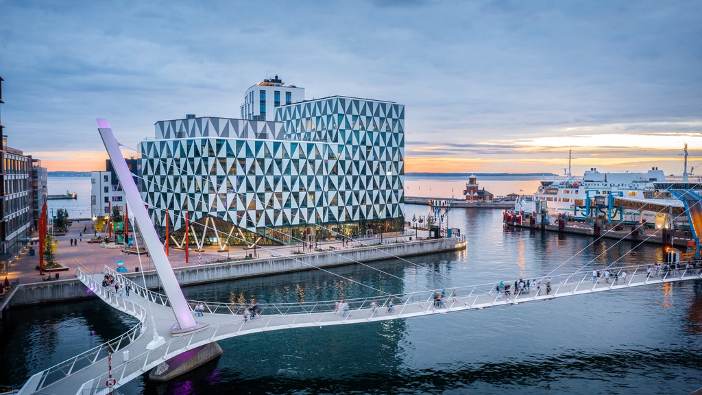 Kontorshuset Prisma i skymningen 