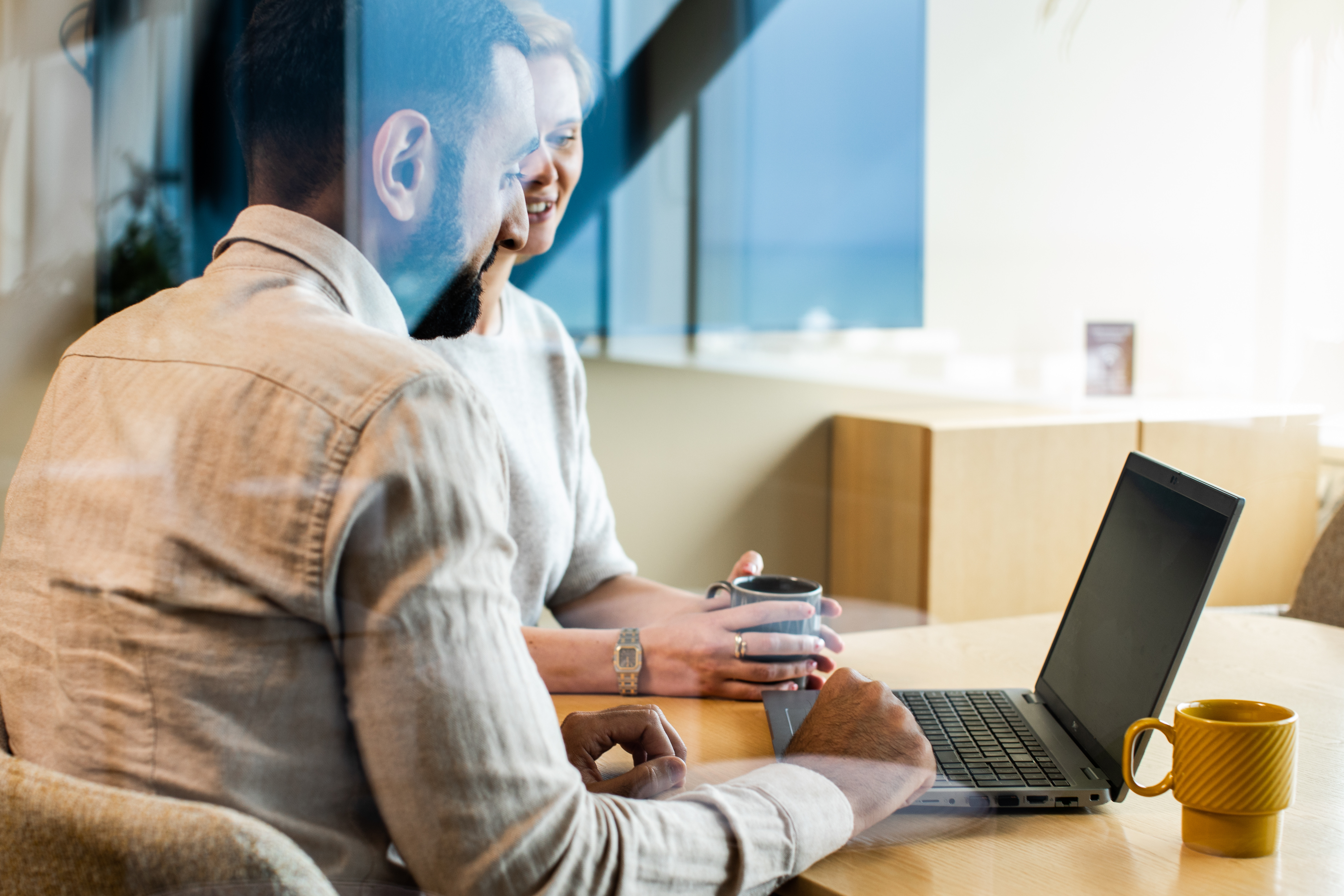 Ung kvinna sitter i de mysiga sofforna på Wihlborgs-kontoret. Gör din praktik hos oss du med!