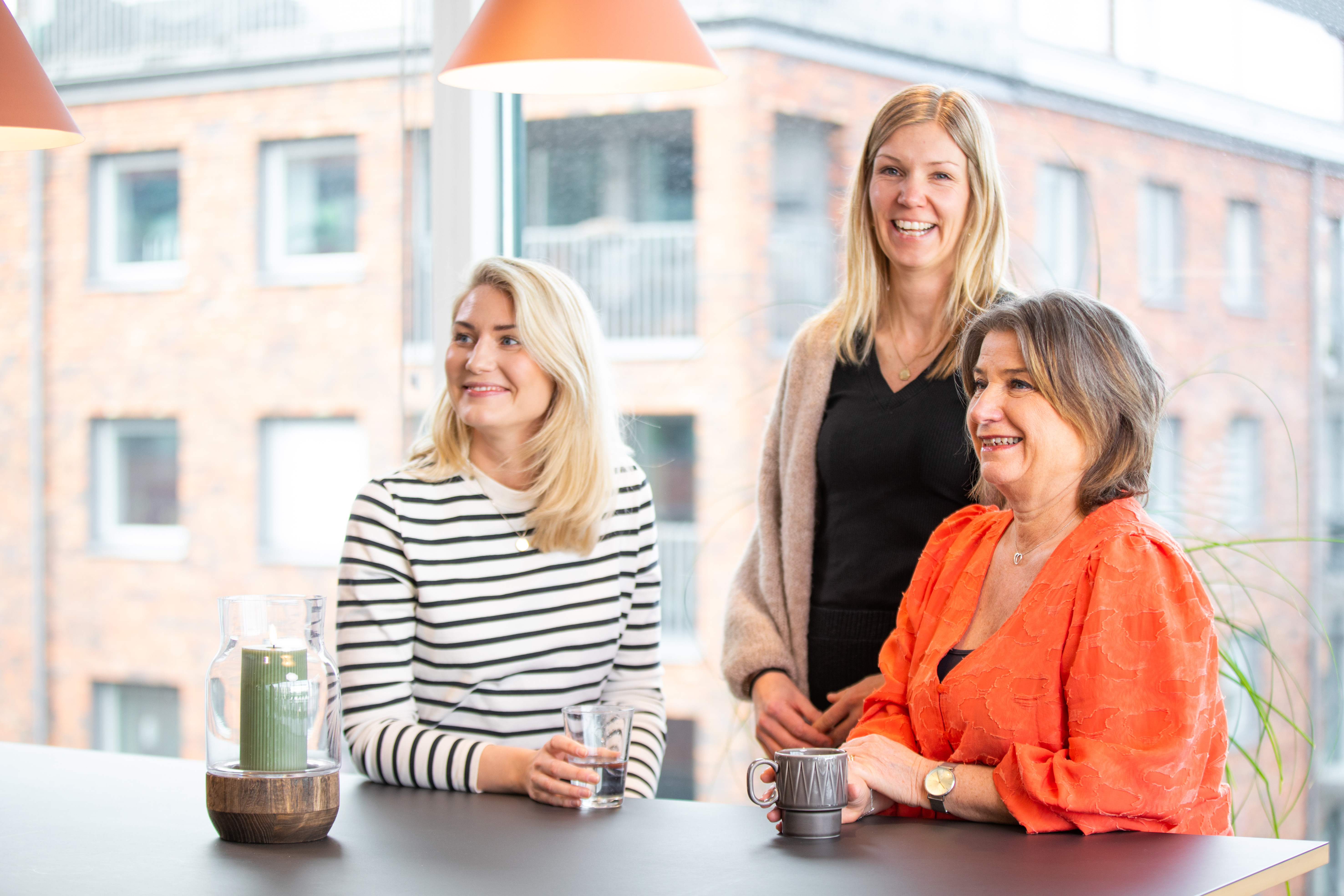 Två personer som sitter och skrattar vid ett konferensbord.