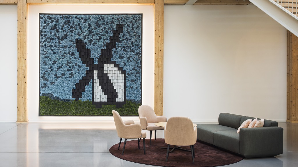 Entré med konstverk som föreställer en väderkvarn.