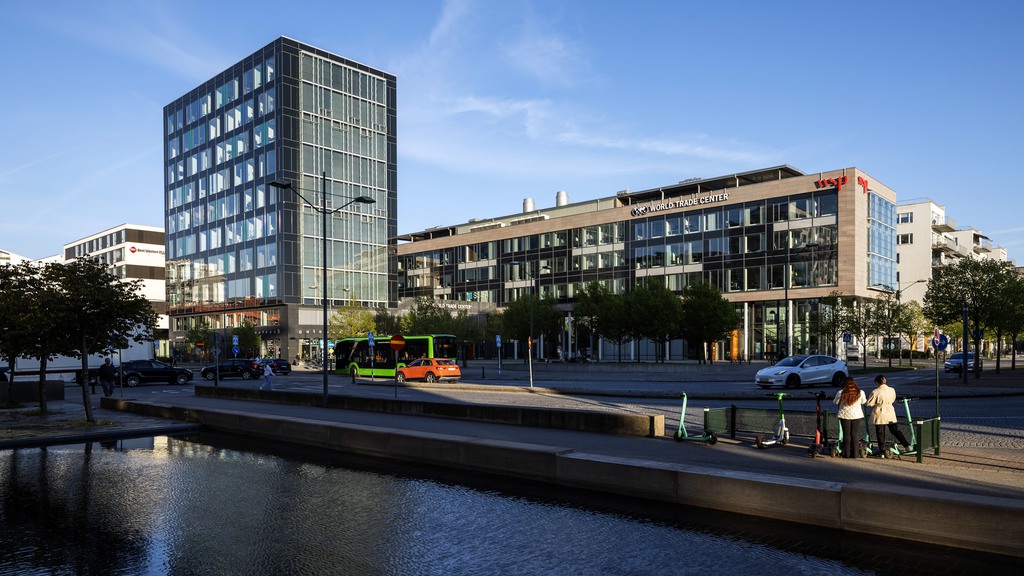 Modernt kontor vid havet med takterrass och utsikt