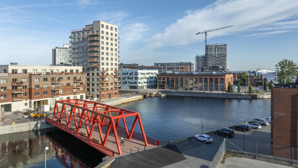 Bild på varvstadens röda bro 