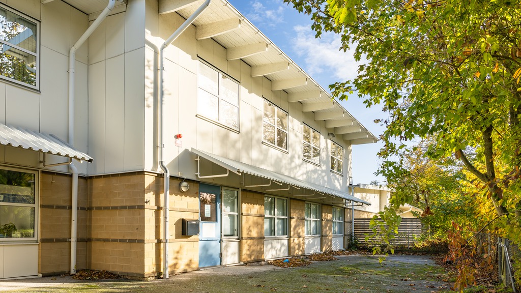 Fastigheten blocket 1 erbjuder ett välplanerat mindre kontor på Limhamn