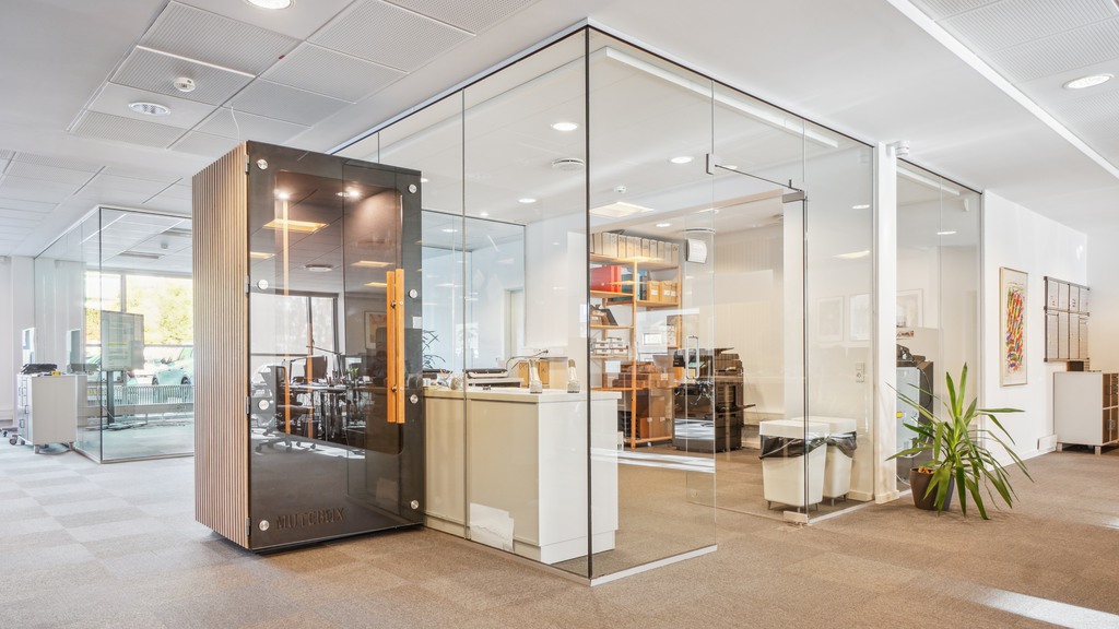 Lys erhvervsejendom ud til de grønne områder i Balle