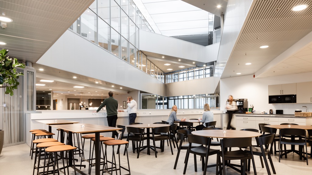 Lunchmatsal med utsikt över de andra våningarna i Cube