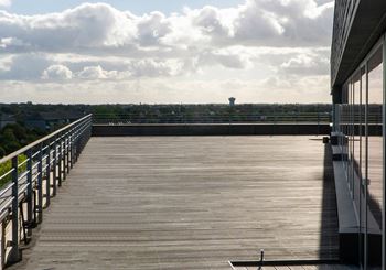 Moderne kontor med egen tagterrasse