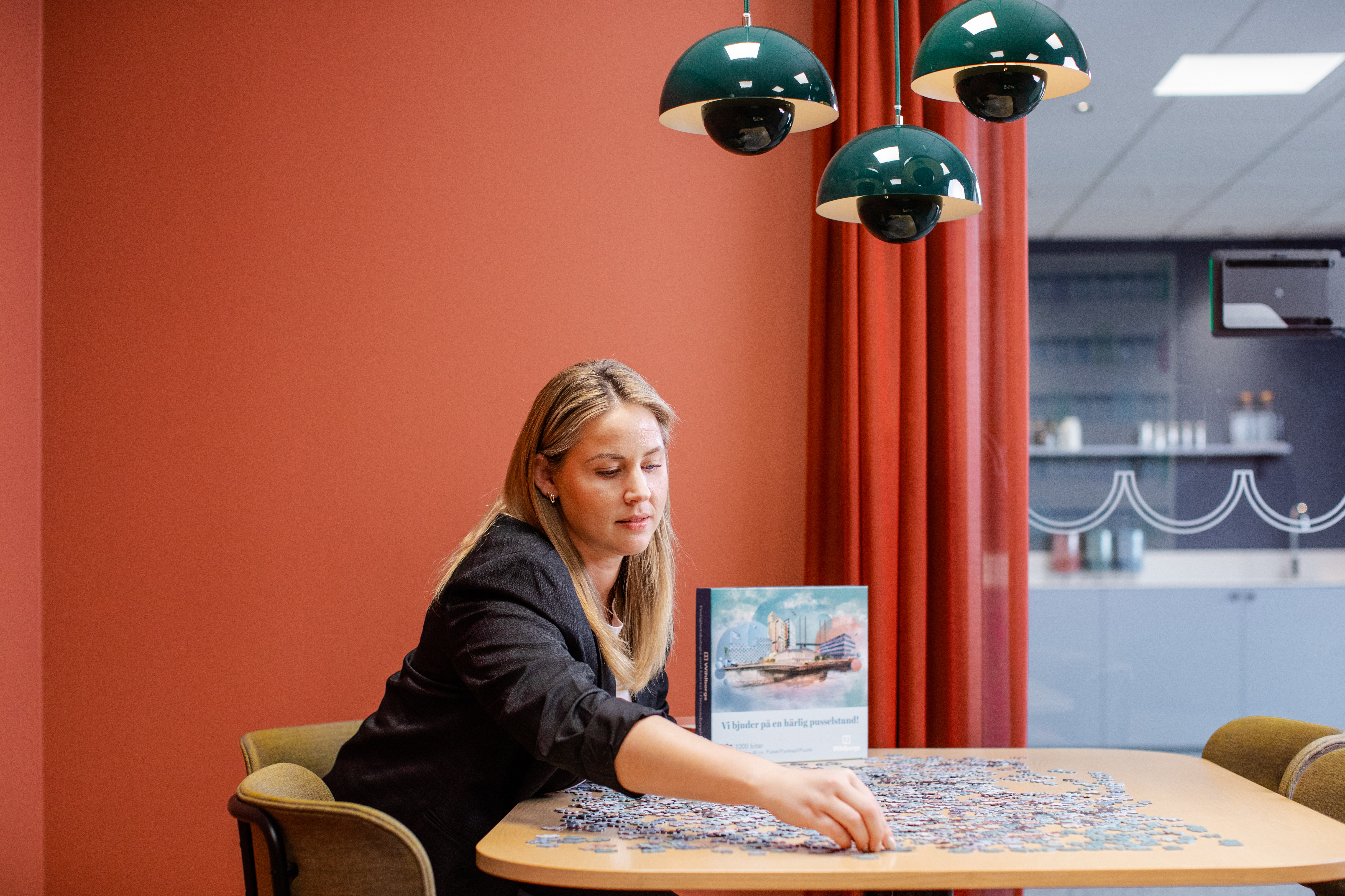 Arbetar från soffan på Wihlborgskontoret i Malmö