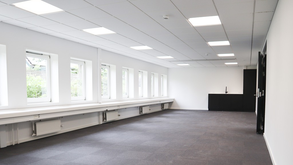 Åbent kontor med let adgang fra Kongevejen