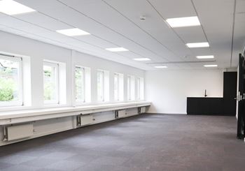 Åbent kontor med let adgang fra Kongevejen