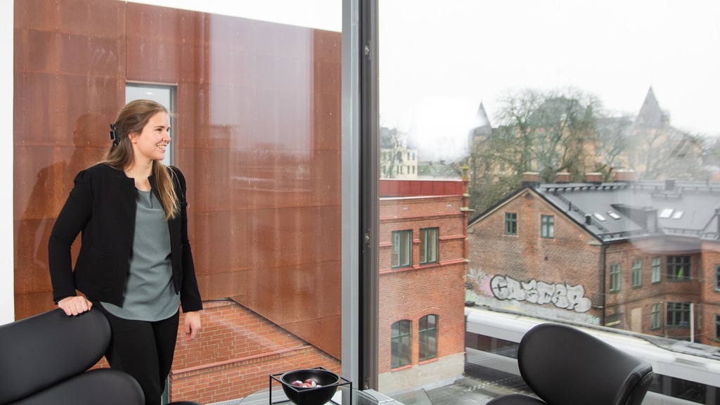 Glad person som ser ut över utsikten från Armaturen