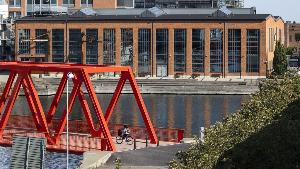 Dockan har kontor med havsnära läge 
