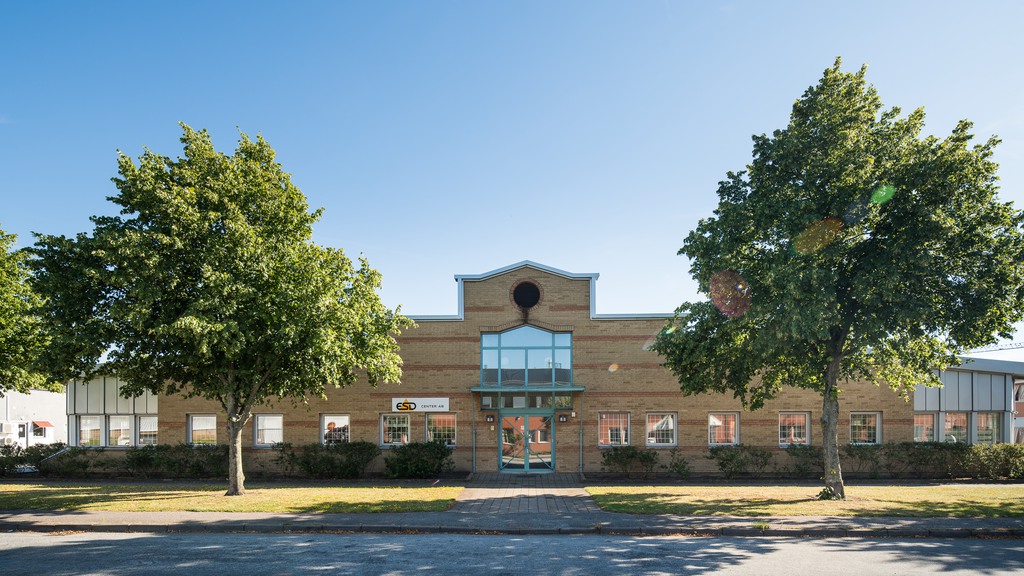 entren till fastigheten Muren 6 i gult tegel