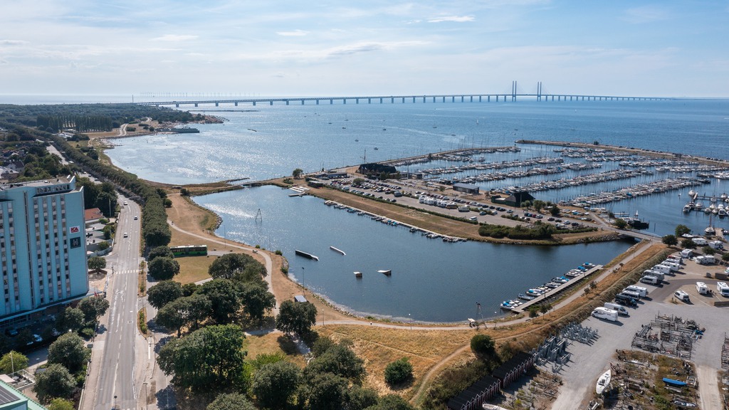 Havet vid Limhamn och bron över till köpenhamn