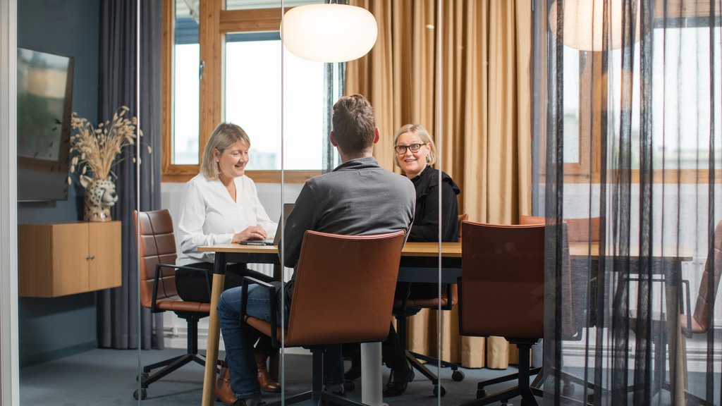 kollegor arbetar på kontoret 