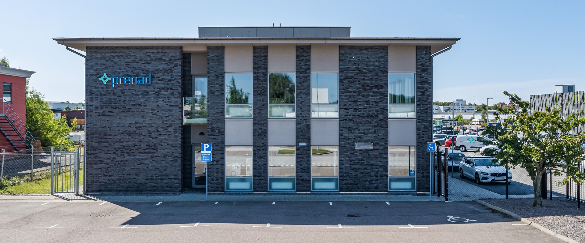 Kontor med lager i två plan på Berga