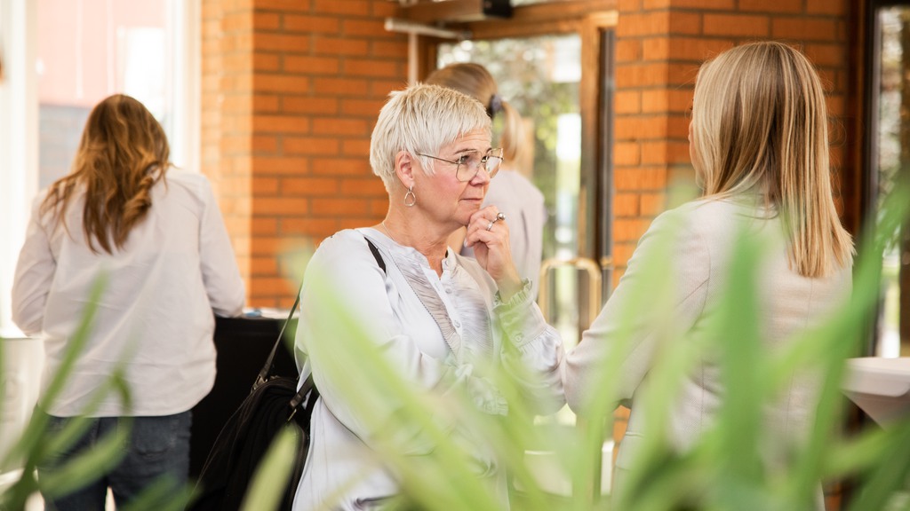 Två kvinnor som pratar 