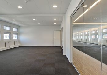 Lyst kontor med fleksible indretningsmuligheder