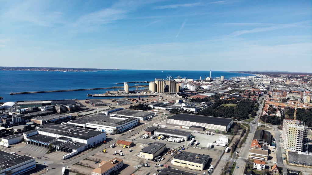 Flygfoto över hamncity i Helsingborg. Hav och industriområde 