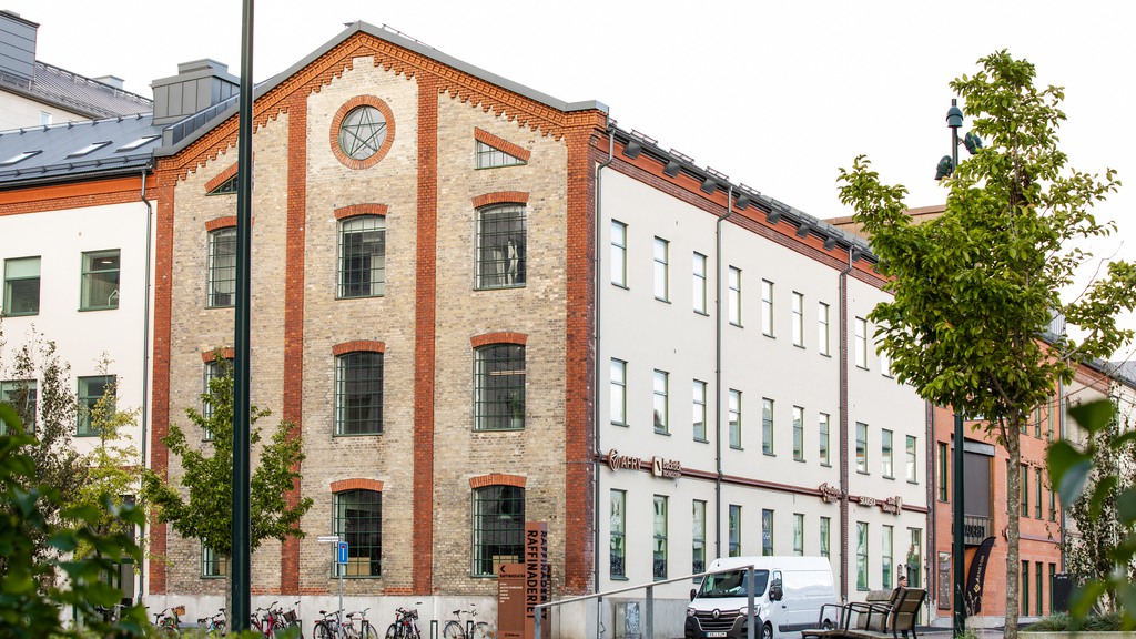 Raffinaderiet fasad i rött och gult tegel