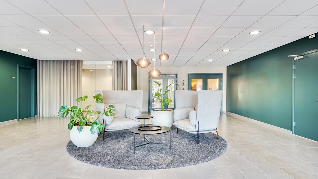 Moderne kontorhus midt i erhvervskvarteret i Balleru